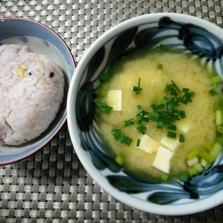 シンプルで美味しい生わかめと豆腐のお味噌汁